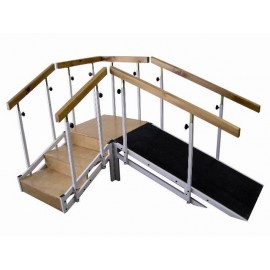 Escalera con rampa metálica con pasamanos